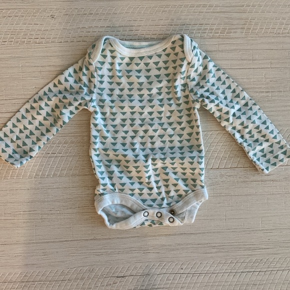 BUNDLE 3 Newborn long sleeve onesies - Picture 3 of 4